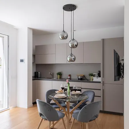 Апартаменты Iflat Modern Sunlit By The Colosseum Рим
