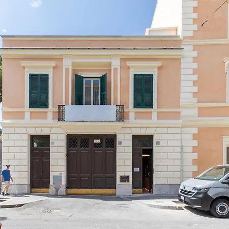Iflat Modern Sunlit By The Colosseum