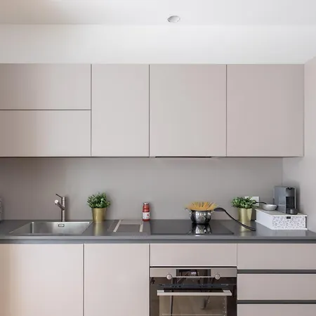 Апартаменты Iflat Modern Sunlit By The Colosseum Рим