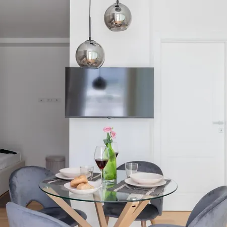 Iflat Modern Sunlit By The Colosseum Рим