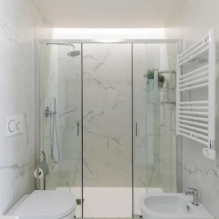 Апартаменты Iflat Modern Sunlit By The Colosseum