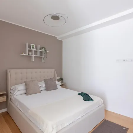 Iflat Modern Sunlit By The Colosseum Рим
